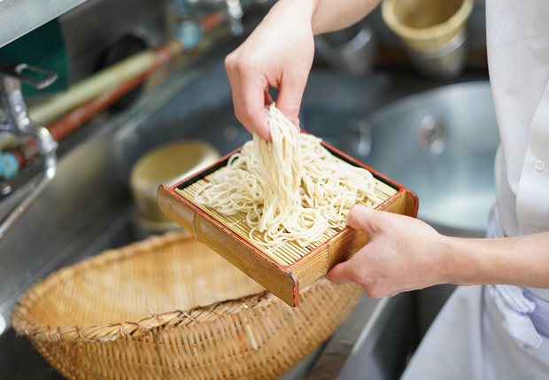 打ったそばを洗う手元